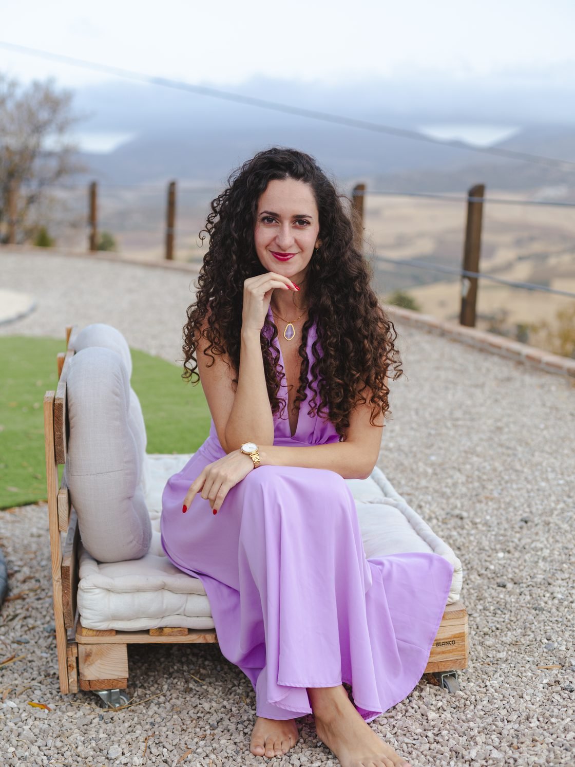 Amy Cohen sentada al aire libre